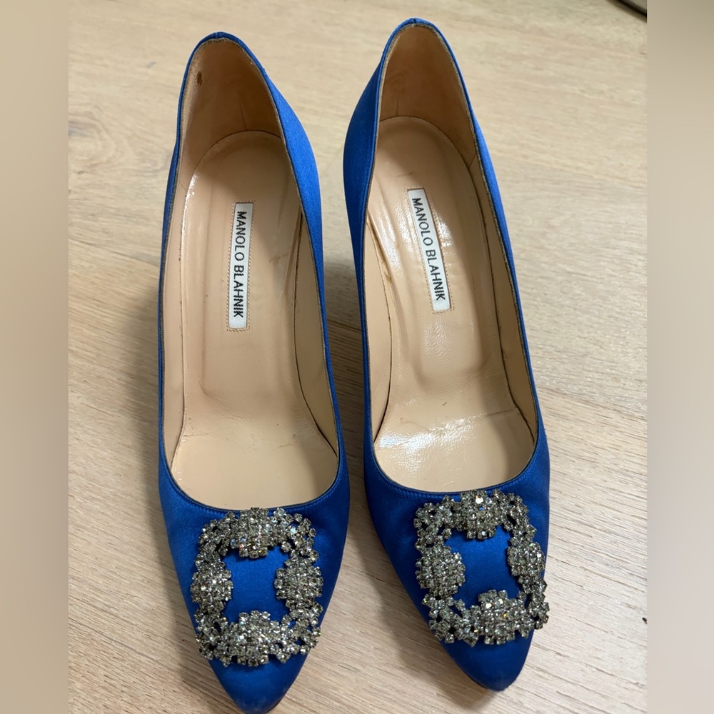 Manolo Blahnik Hangisi Blue Satin Crystal Buckle Pumps, EU39